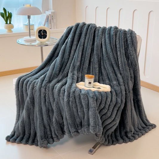 Plaid rayé Nuitara — détail texture et toucher soyeux premium