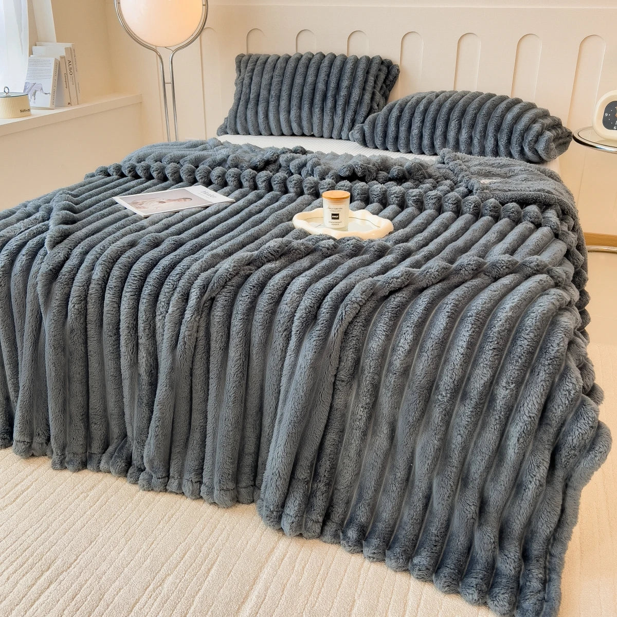 Plaid rayé Nuitara — utilisation au lit en hiver, chaleur légère