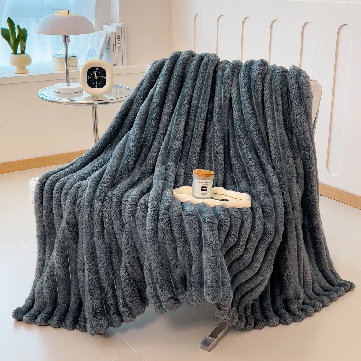 Plaid rayé Nuitara — détail texture et toucher soyeux premium
